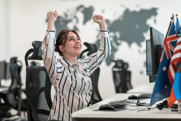 Porträt eines jungen aufgeregten multiethnischen Business-Teams aus Softwareentwicklern, das im modernen Startup-Büro vor der Kamera steht — Stockfoto