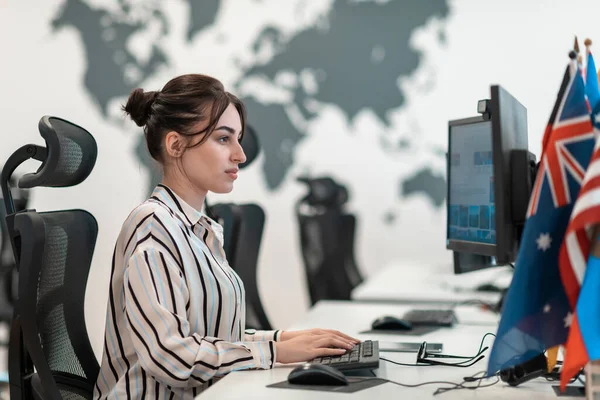 Случайная деловая женщина, работающая на настольном компьютере в современном открытом плане, запускает офисный интерьер. Селективный фокус — стоковое фото