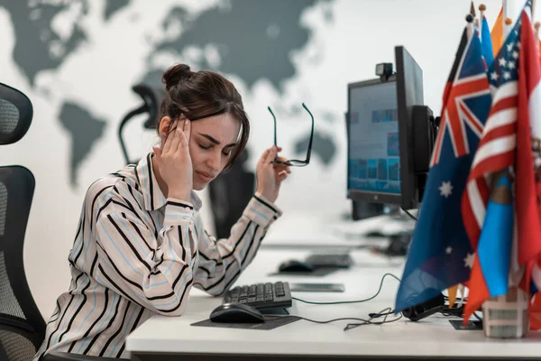 Bella scioccato e infastidito giovane donna guardando il suo computer portatile. Agente operatore triste donna che lavora da casa in un call center — Foto Stock