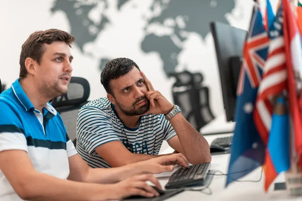 Grupo de hombre de negocios casual que trabaja en la computadora de escritorio en el interior moderno de la oficina de inicio de plan abierto. Enfoque selectivo — Foto de Stock