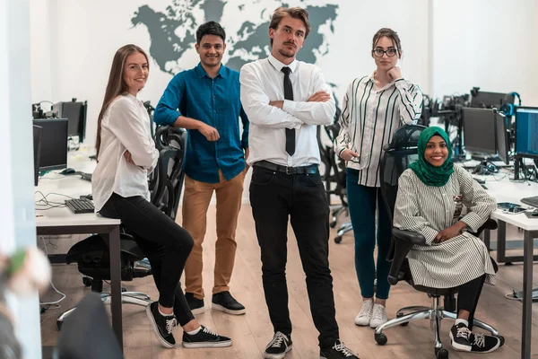 Ritratto di giovani entusiasti team di business multietnici di sviluppatori di software in piedi e guardando la fotocamera al moderno ufficio di avvio — Foto Stock