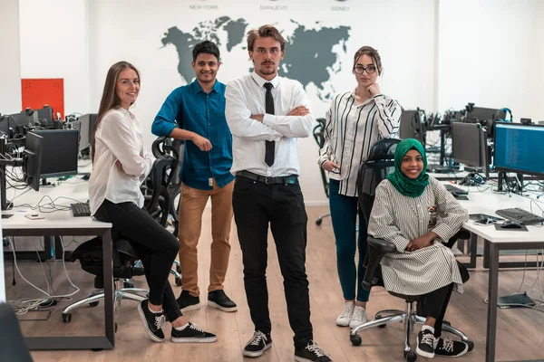 由软件开发人员组成的年轻而兴奋的多民族商业团队站在现代创业办公室看着相机的肖像 — 图库照片
