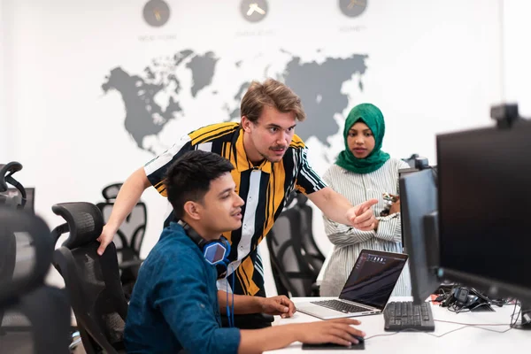 Mujer de equipo de negocios de inicio multiétnico que lleva un hijab en la reunión en la moderna oficina de planta abierta lluvia de ideas interior, trabajando en el ordenador portátil y de escritorio. Enfoque selectivo — Foto de Stock