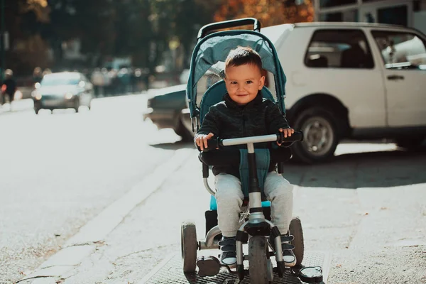 Söta pojke i en barnvagn cykel utomhus. Ett litet barn i barnvagn. Spädbarn i barnvagn. Vårpromenader med barn. — Stockfoto