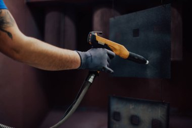 Ressam demir elementi boyar. Endüstriyel boya parçaları. Metal tasarımlar 