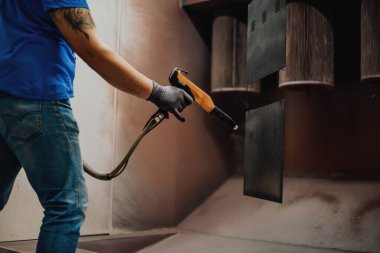 Ressam demir elementi boyar. Endüstriyel boya parçaları. Metal tasarımlar 