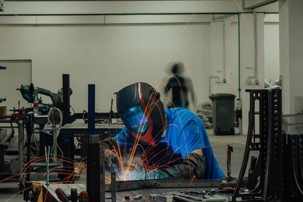 Professionelle Schwerindustrie Schweißer, der in der Fabrik arbeitet, trägt Helm und beginnt zu schweißen. Selektiver Fokus — Stockfoto