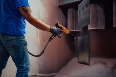 Ressam demir elementi boyar. Endüstriyel boya parçaları. Metal tasarımlar 