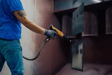 Ressam demir elementi boyar. Endüstriyel boya parçaları. Metal tasarımlar 