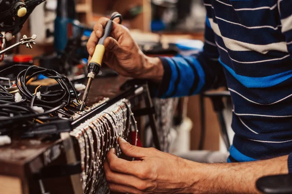 工場での製造装置の産業労働者の男性ハンダ付けケーブル。選択的焦点 — ストック写真