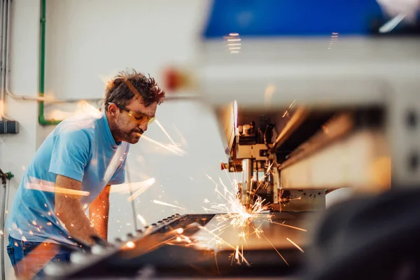 A nehéziparon belül. Egy férfi egy modern gyárban dolgozik egy CNC gépen. Szelektív fókusz — Stock Fotó