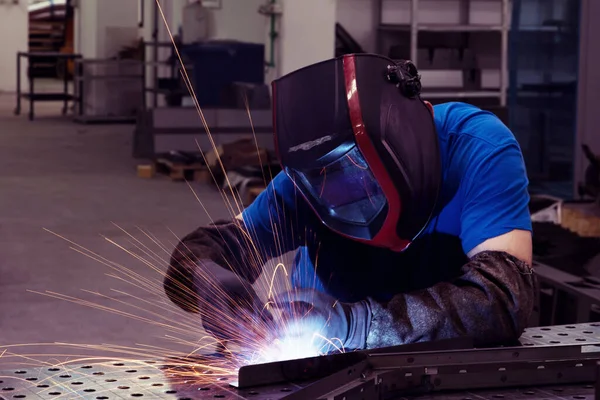 Profesional Heavy Industry Welder Bekerja di dalam pabrik, Wears Helmet dan Starts Welding. Fokus Selektif — Stok Foto