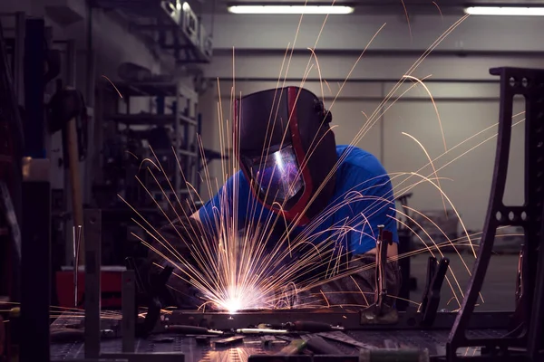 Professional Heavy Industry Welder Working Inside factory, Wears Helmet and Starts Welding. Selective Focus — Photo