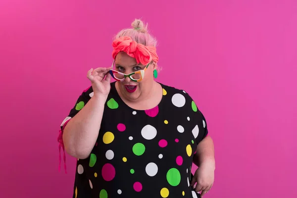 Happy Plus Size Woman Wearing Eyeglasses Smiling To Camera Standing Over Pink Background. Cheerful Millennial Female In Eyewear Posing In Studio. — Fotografia de Stock
