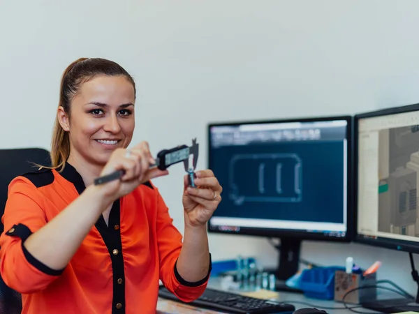 Dentro de la industria pesada, un ingeniero industrial de fábrica mide con una pinza y en un ordenador personal Diseña un modelo 3D — Foto de Stock
