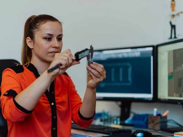 Dentro de la industria pesada, un ingeniero industrial de fábrica mide con una pinza y en un ordenador personal Diseña un modelo 3D — Foto de Stock