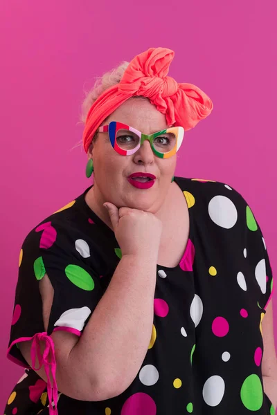 Happy Plus Size Woman Wearing Eyeglasses Smiling To Camera Standing Over Pink Background. Cheerful Millennial Female In Eyewear Posing In Studio. — стоковое фото