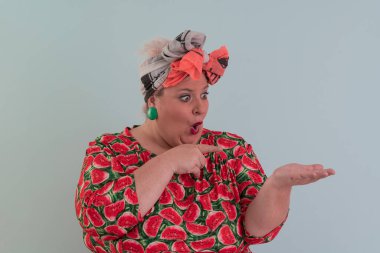 Artı, modaya uygun makyajlı seksi manken kadın, renkli elbiseli şık sarışın stüdyo ortamında veya açık mavi arka planda poz veren..