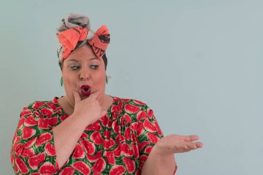 Artı, modaya uygun makyajlı seksi manken kadın, renkli elbiseli şık sarışın stüdyo ortamında veya açık mavi arka planda poz veren..