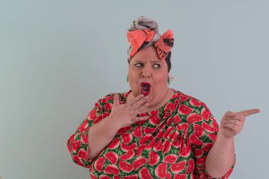 Artı, modaya uygun makyajlı seksi manken kadın, renkli elbiseli şık sarışın stüdyo ortamında veya açık mavi arka planda poz veren..