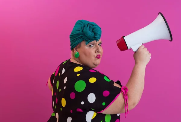 Engraçado mais mulher tamanho posando isolado no retrato de estúdio de fundo rosa. Pessoas emoções conceito de estilo de vida. Aumenta o espaço de cópia. Gritando em megafone. — Fotografia de Stock