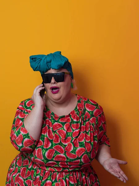 Loira plus size mulher conversando por smartphone sobre fundo amarelo sorrindo com uma ideia ou pergunta apontando dedo com cara feliz, número um — Fotografia de Stock