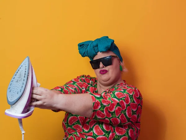 Moda ve cüsseli bir kadın sarı arkaplan üzerinde akıllı telefon gibi konuşarak mutlu bir yüzü işaret eden bir fikir veya soruyla gülümsüyor.. 