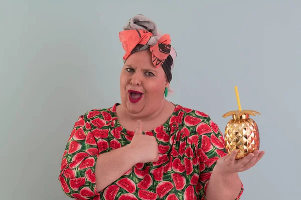 Overgewicht plus size vrouw, dikke vrouwen, Vet meisje, Chubby, met gouden fruit ananas geïsoleerd op cyaan achtergrond - levensstijl Vrouw dieet gewichtsverlies overgewicht probleem concept. — Stockfoto