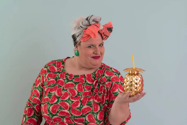 Overgewicht plus size vrouw, dikke vrouwen, Vet meisje, Chubby, met gouden fruit ananas geïsoleerd op cyaan achtergrond - levensstijl Vrouw dieet gewichtsverlies overgewicht probleem concept. — Stockfoto