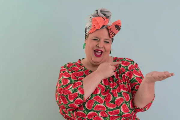 Artı, modaya uygun makyajlı seksi manken kadın, renkli elbiseli şık sarışın stüdyo ortamında veya açık mavi arka planda poz veren..