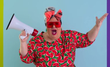 Cyan arkaplan stüdyo resminde izole edilmiş komik ve cüsseli bir kadın. Bir megafonda çığlık atmak. İnsanlar yaşam tarzı kavramını hisseder. Kopyalama alanı oluştur. 