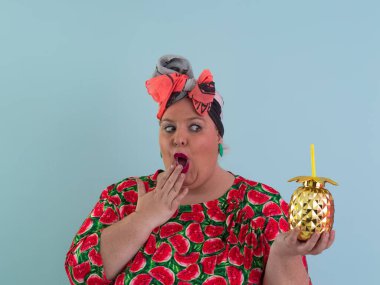 Kilolu kadın, şişman kadın, tombul kız, altın meyve anananaslarını arka planda saklayan - yaşam tarzı kadın diyeti aşırı kilo verme sorunu kavramı. 