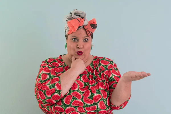 Artı, modaya uygun makyajlı seksi manken kadın, renkli elbiseli şık sarışın stüdyo ortamında veya açık mavi arka planda poz veren..