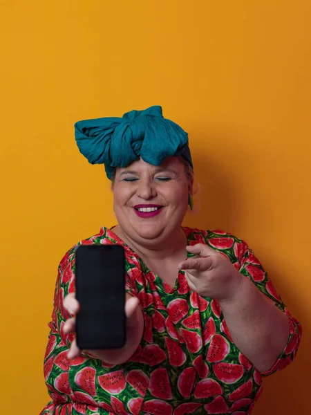 Loira plus size mulher conversando por smartphone sobre fundo amarelo sorrindo com uma ideia ou pergunta apontando dedo com cara feliz, número um — Fotografia de Stock