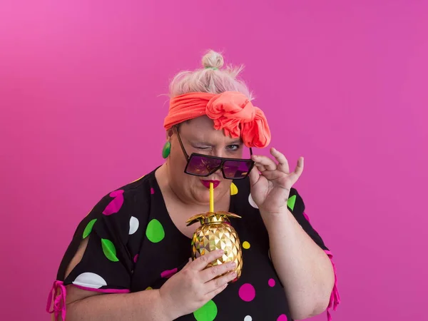 Overweight plus size female, fat women, Fat girl, Chubby, holding golden fruit ananas isolated on pink background - lifestyle Woman diet weight loss overweight problem concept. — Fotografia de Stock