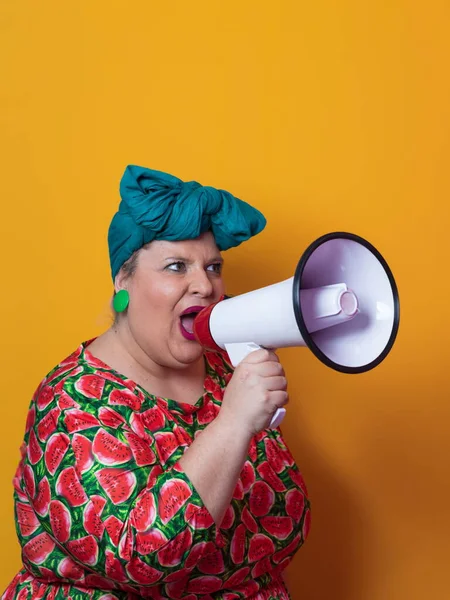 Sarı arka plan stüdyo resminde izole edilmiş komik ve cüsseli bir kadın. Şişman kadın megafonda çığlık atıyor. İnsanlar yaşam tarzı kavramını hisseder. Kopyalama alanı oluştur.