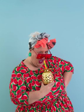 Kilolu kadın, şişman kadın, tombul kız, altın meyve anananaslarını arka planda saklayan - yaşam tarzı kadın diyeti aşırı kilo verme sorunu kavramı. 