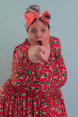 Artı, modaya uygun makyajlı seksi manken kadın, renkli elbiseli şık sarışın stüdyo ortamında veya açık mavi arka planda poz veren..