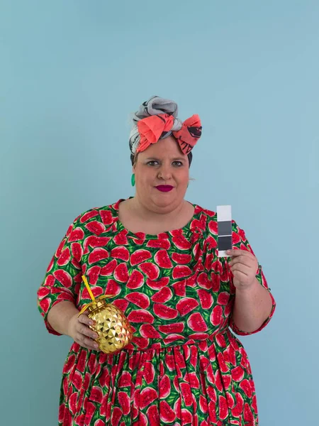 Kilolu kadın, şişman kadın, tombul kız, altın meyve anananaslarını arka planda saklayan - yaşam tarzı kadın diyeti aşırı kilo verme sorunu kavramı. 