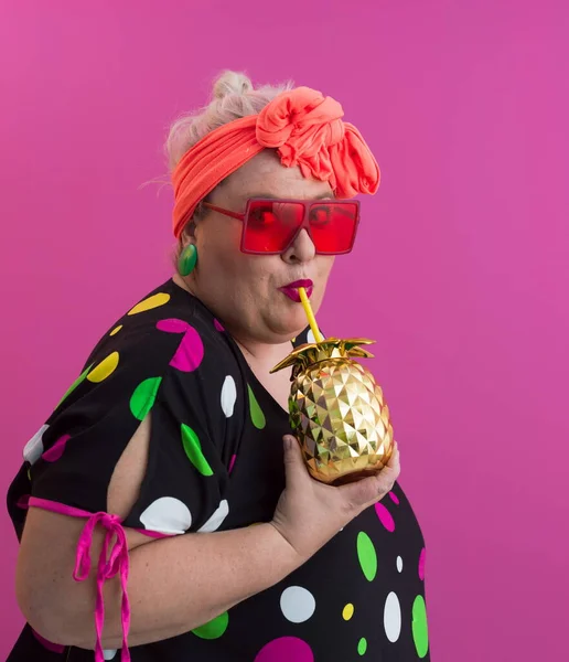 Overweight plus size female, fat women, Fat girl, Chubby, holding golden fruit ananas isolated on pink background - lifestyle Woman diet weight loss overweight problem concept. — Fotografia de Stock