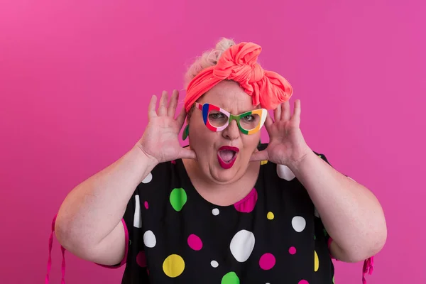 Happy Plus Size Woman Wearing Eyeglasses Smiling To Camera Standing Over Pink Background. Cheerful Millennial Female In Eyewear Posing In Studio. — Zdjęcie stockowe