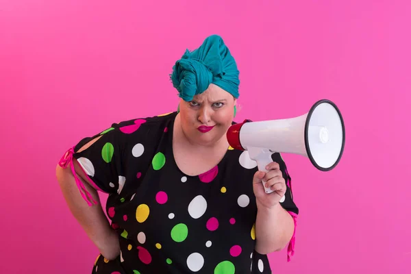 Engraçado mais tamanho mulher menina posando isolado em pastel rosa parede fundo estúdio retrato. Conceito de estilo de vida de emoções sinceras. Aumenta o espaço de cópia. Gritando em megafone. — Fotografia de Stock