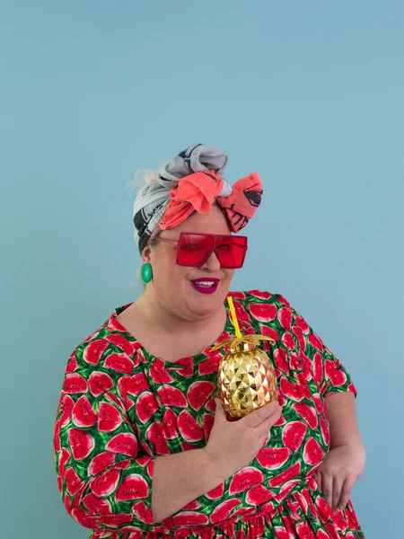 Kilolu kadın, şişman kadın, tombul kız, altın meyve anananaslarını arka planda saklayan - yaşam tarzı kadın diyeti aşırı kilo verme sorunu kavramı. 