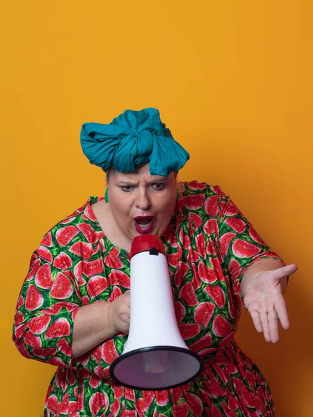 Mujer divertida de talla grande posando aislada sobre retrato de estudio de fondo amarillo. Mujer con sobrepeso gritando en un megáfono. Gente emociones concepto de estilo de vida. Simular espacio de copia. —  Fotos de Stock