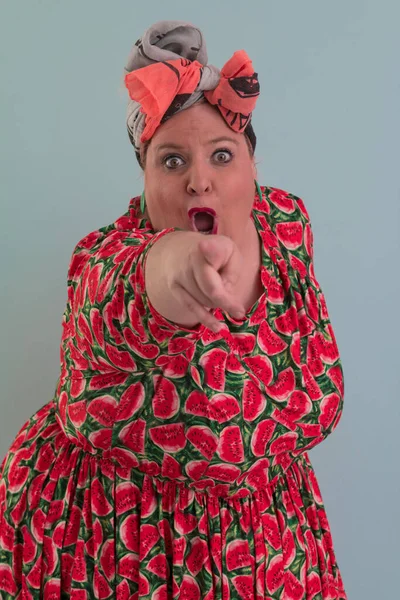 Artı, modaya uygun makyajlı seksi manken kadın, renkli elbiseli şık sarışın stüdyo ortamında veya açık mavi arka planda poz veren..