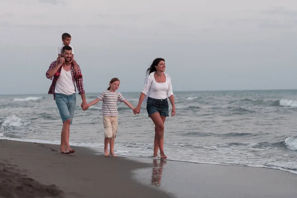 Ευτυχισμένη νεαρή οικογένεια έχουν τη διασκέδαση και να ζήσουν υγιεινό τρόπο ζωής στην παραλία. Επιλεκτική εστίαση — Φωτογραφία Αρχείου
