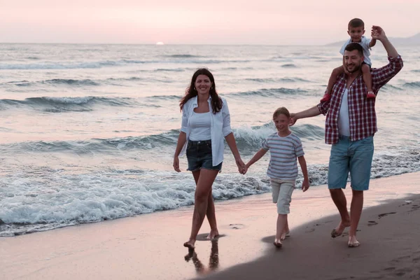 Felice giovane famiglia divertirsi e vivere uno stile di vita sano sulla spiaggia. Focus selettivo — Foto Stock