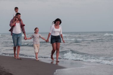 Aileler eğlenir ve sahilde sağlıklı bir yaşam sürerler. Seçici odak 