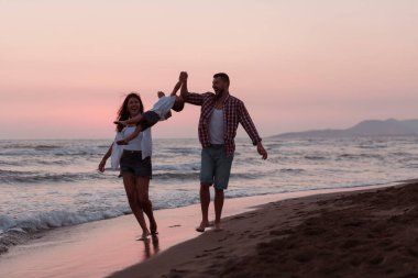 Aile, oğluyla kumsalda yürürken tatilin tadını çıkarıyor. Seçici odak 