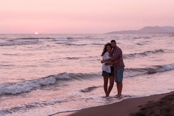 Glückliche romantische Paar mittleren Alters genießen schönen Sonnenuntergang Spaziergang am Strand. Reise Urlaub Ruhestand Lifestylekonzept — Stockfoto